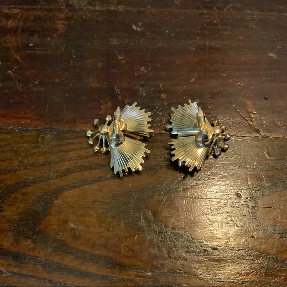 Vintage Gold Starburst Clip on Earrings - Picture 6 of 7